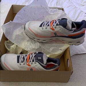 On Running CLOUDVISTA Viral Shoes Wmns 9.5! Hot and brand new in box